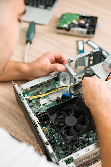 Homem configurando hardware do computador