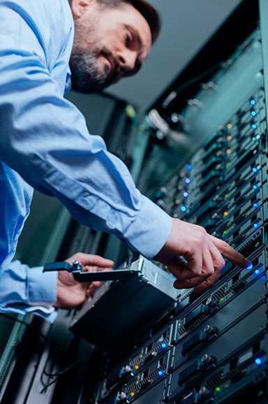 Homem no datacenter