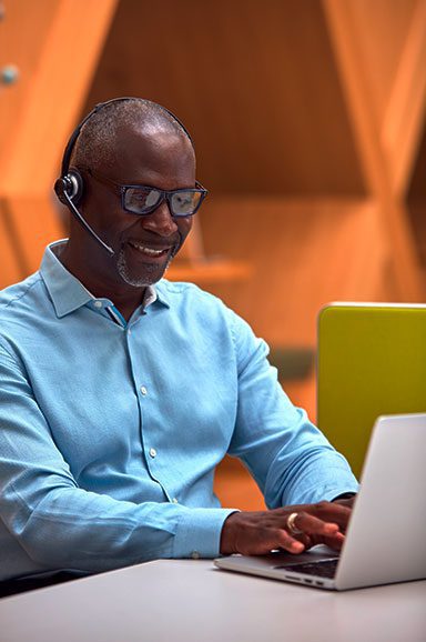 Homem em reunião no notebook com headset