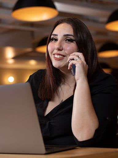 Mulher trabalhando com notebook e celular