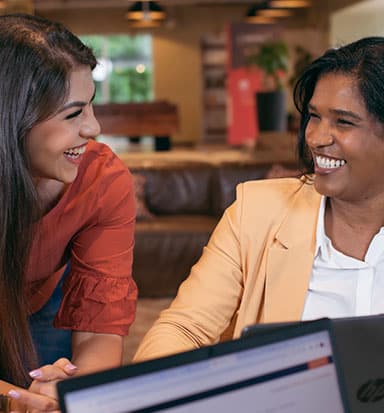 Mulheres trabalhando e sorrindo