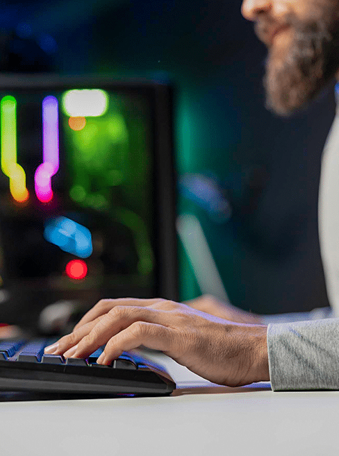 Homem usando o teclado do computador
