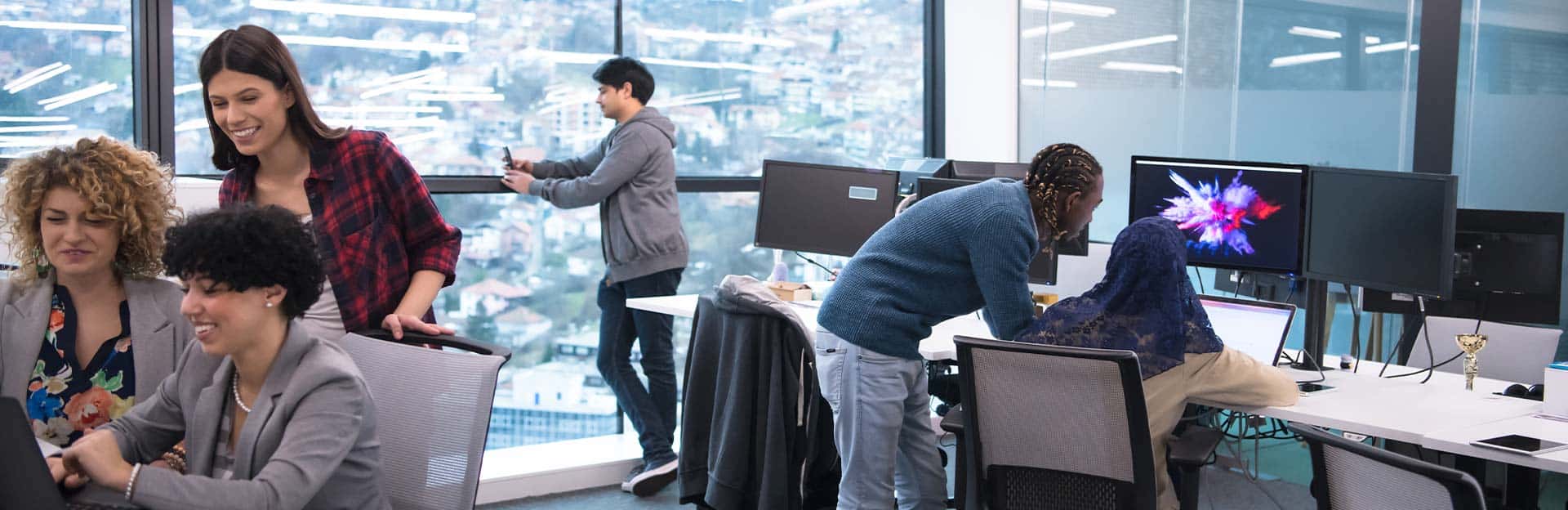 Banner - Pessoas trabalhando no escritório