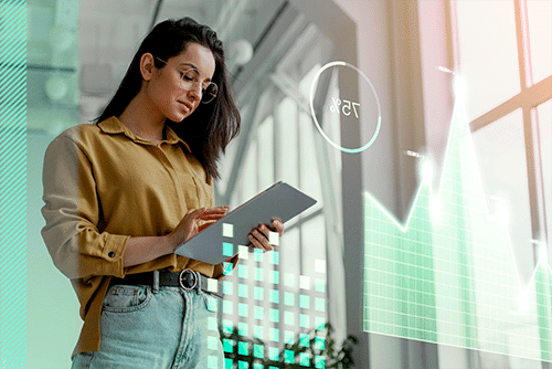 Mulher segurando tablet